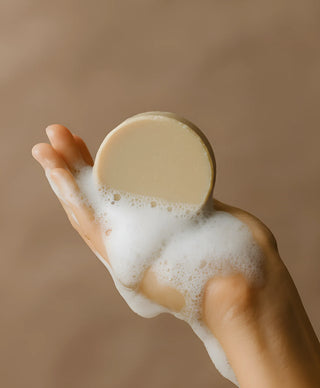 Moisturizing shampoo lather for smooth frizz free hair